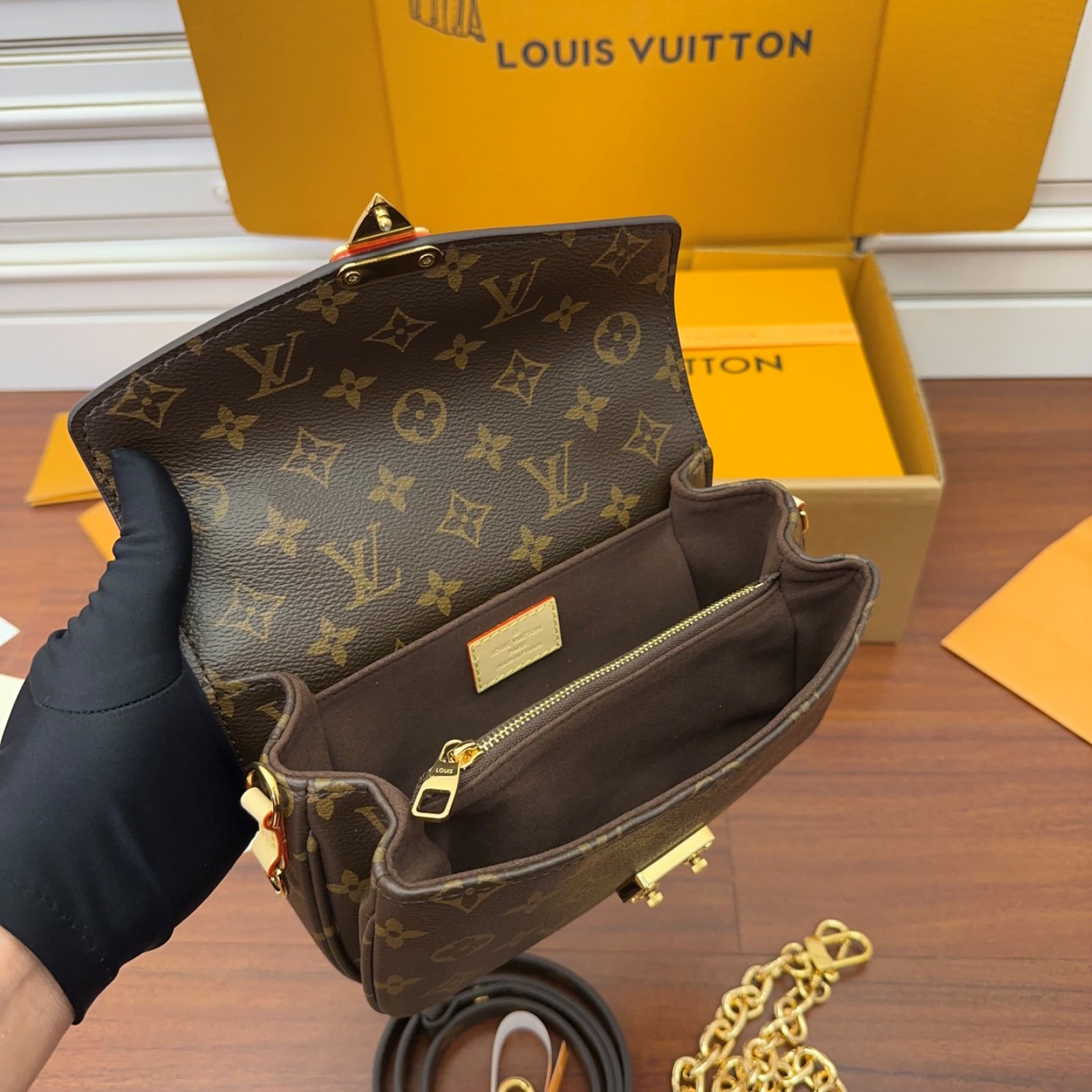 LV Pochette Métis East West