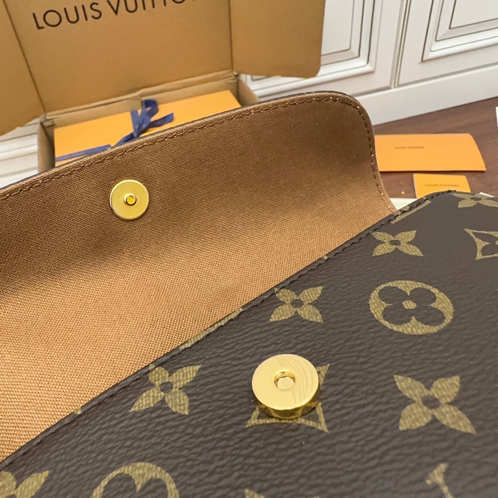 LV Wallet on Chain Ivy